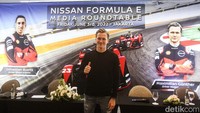 Tim Nissan e.dams menurunkan pebalap Formula E, Sebastian Buemi,  bersama rekan satu timnya, Maximilian Gunther.