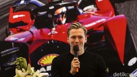Nissan menjadi mitra dan pemegang saham e.dams pada tahun 2018 di awal musim kelima Formula E dengan tujuan membentuk tim Nissan e.dams. Pada bulan April 2022, diumumkan bahwa Nissan mengakuisisi tim balap e.dams dan mengambil kendali penuh keikutsertaan tim di Formula E.