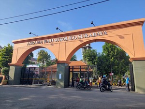 Pengantar CJH di Asrama Haji Sukolilo Surabaya Wajib Antigen