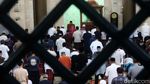 Jamaah Masjid Agung Bandung Salat Gaib untuk Eril