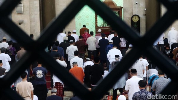Jamaah Masjid Agung Bandung Salat Gaib untuk Eril