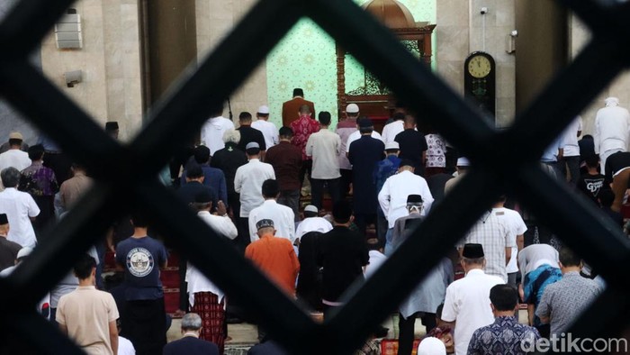 Masjid Agung Bandung menggelar salat gaib untuk putra sulung Gubernur Jawa Barat Ridwan Kamil, Emmeril Khan Mumtadz, yang tenggelam di Sungai Aare Swiss. Warga sangat antusias mengikuti salat gaib ini.