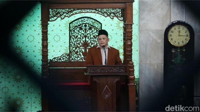 Masjid Agung Bandung menggelar salat gaib untuk putra sulung Gubernur Jawa Barat Ridwan Kamil, Emmeril Khan Mumtadz, yang tenggelam di Sungai Aare Swiss. Warga sangat antusias mengikuti salat gaib ini.