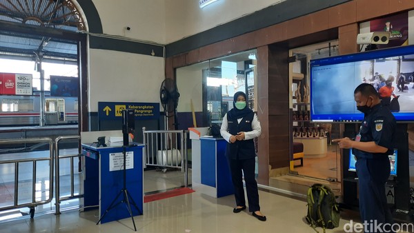 Kemudian, siapkan tiket dan identitas untuk melakukan boarding. Loket boarding terletak di sebelah gate tap out. (Yasmin Nurfadila/detikTravel) Kemudian, siapkan tiket dan identitas untuk melakukan boarding. Loket boarding terletak di sebelah gate tap out. (Yasmin Nurfadila/detikTravel)