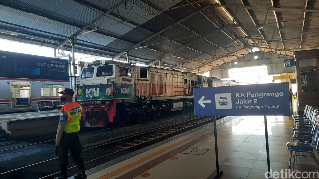 Penumpang bisa naik dan turun dari KA Pangrango langsung di Stasiun Bogor
