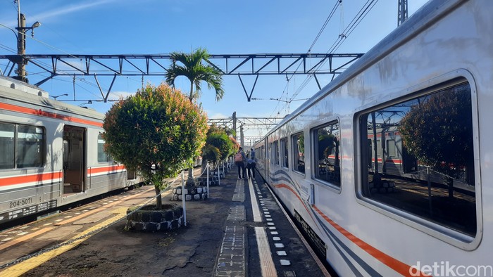 Penumpang bisa naik dan turun dari KA Pangrango langsung di Stasiun Bogor