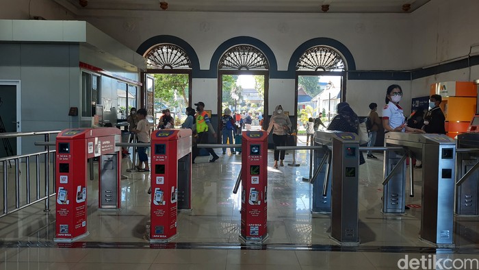 Penumpang bisa naik dan turun dari KA Pangrango langsung di Stasiun Bogor