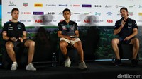  Pebalap Formula E (kiri-kanan) Formula E Stoffel Vandoorne dari tim Mercedes EQ, Mitch Evans dari tim Jaguar TCS Racing, dan Nick Cassidy dari tim Envision Racing, hadir dalam konferensi pers terkait gelaran Formula E di Jakarta International E- Prix Circuit, Ancol, Jakarta Utara, Jumat (3/6/2022).