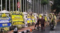 Turut berduka cita atas meninggalnya ananda Emmeril Kahn Mumtadz putra dari Bapak Mochamad Ridwan Kamil, tulis sebagian besar karangan bunga tersebut.