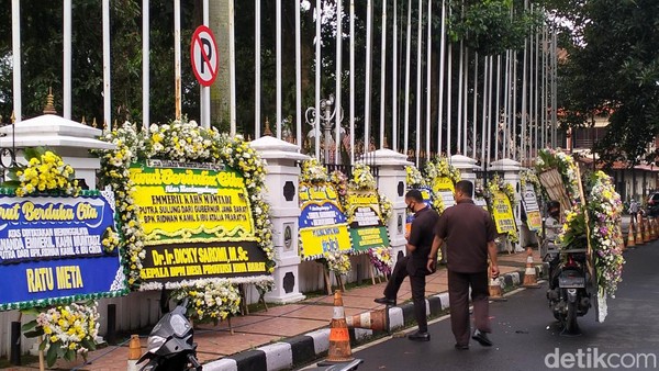 Foto: Karangan Bunga untuk Eril Terpajang di Rumdin Ridwan Kamil