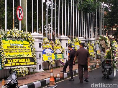 Foto: Karangan Bunga untuk Eril Terpajang di Rumdin Ridwan Kamil