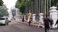 Karangan bunga tersebut diletakkan di pagar sebelah timur Rumdin Gubernur Jawa Barat. Tampak karangan bunga dari sejumlah pejabat di lingkungan Pemprov Jabar seperti Kadispora, Kadisdik, Sekwan DPRD Jabar hingga Bupati Cianjur.