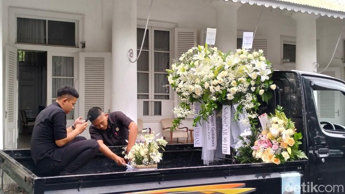 Karangan Bunga di Rumah Dinas Ridwan Kamil