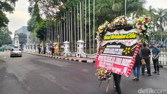 Karangan Bunga di Rumah Dinas Ridwan Kamil