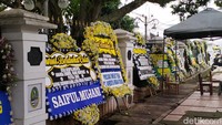 Karangan bunga ini mulai berdatangan sekitar pukul 14.00 WIB setelah pihak keluarga Ridwan Kamil meyakini jika Eril telah meninggal dunia akibat tenggelam di Sungai Aare, Bern, Swiss.  