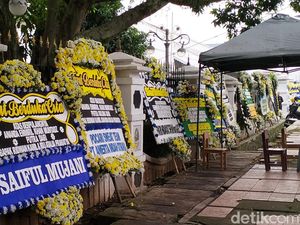 Karangan Bunga Mulai Hiasi Rumah Dinas Ridwan Kamil
