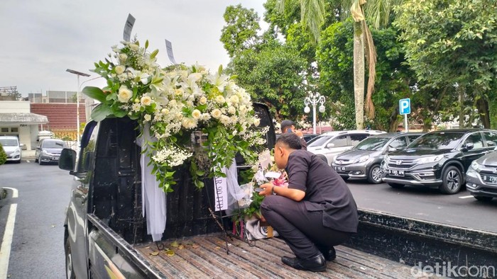 Karangan Bunga di Rumah Dinas Ridwan Kamil