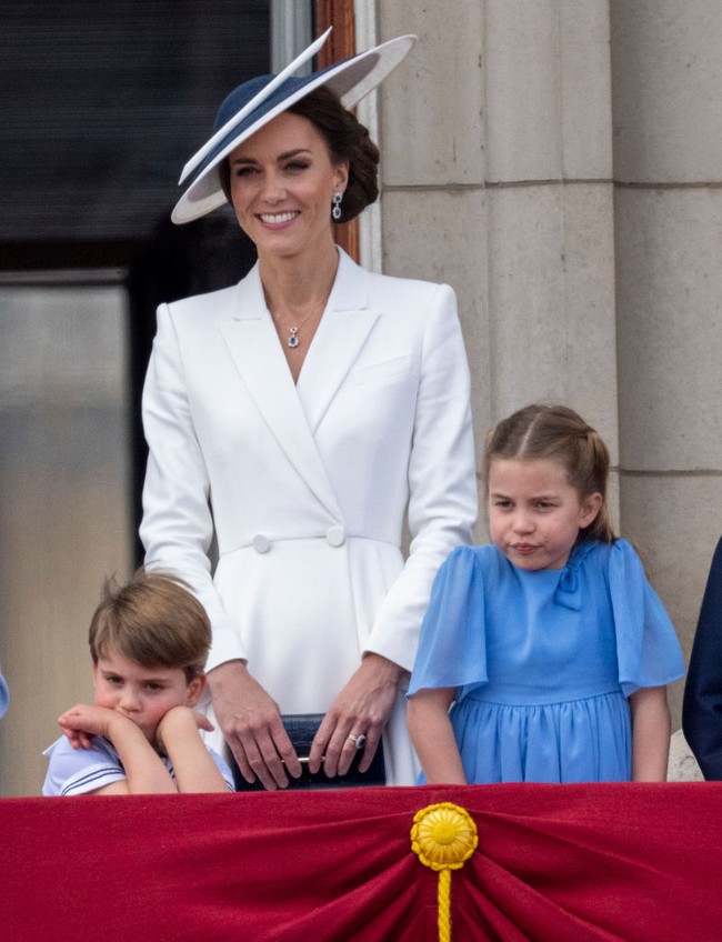 Kate Middleton ikut dalam kemeriahan Trooping the Colour, sebagai bagian dari perayaan 70 Tahun Ratu Elizabeth II mengabdi (Platinum Jubilee). Calon ratu Inggris ini memilih gaun blazer putih koleksi Alexander McQueen. Foto: Getty Images
