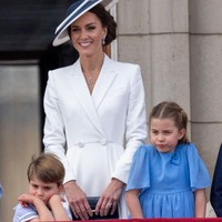 Kate Middleton ikut dalam kemeriahan Trooping the Colour, sebagai bagian dari perayaan 70 Tahun Ratu Elizabeth II mengabdi (Platinum Jubilee). Calon ratu Inggris ini memilih gaun blazer putih koleksi Alexander McQueen. Foto: Getty Images