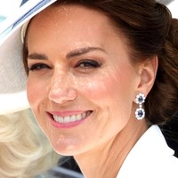 Ibu tiga anak ini juga memberi penghormatan terhadap Putri Diana. Dia mengenakan anting dan kalung permata milik mendiang ibu mertuanya itu. Foto: Getty Images