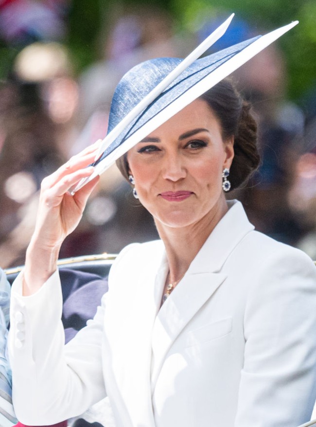 Kate Middleton menambahkan topi bundar rancangan Philip Treacy sebagai pelengkap penampilan. Foto: Getty Images