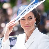 Kate Middleton menambahkan topi bundar rancangan Philip Treacy sebagai pelengkap penampilan. Foto: Getty Images