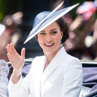 Wanita 40 tahun ini tampak melempar senyum dan melambaikan tangan ke arah kerumunan yang menonton saat diarak dengan kereta kuda menuju Istana Buckingham. Foto: Getty Images