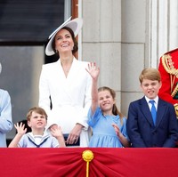 Gaun putih tersebut merupakan salah satu koleksi busana yang pernah dikenakan sang Duchess of Cambridge di kesempatan lain, yakni pada musim panas tahun lalu ketika  dia bergabung dengan para anggota keluarga kerajaan senior di Proyek Eden untuk resepsi G7. Harga gaun ditaksir sekitar Rp 54 juta. Foto: Getty Images