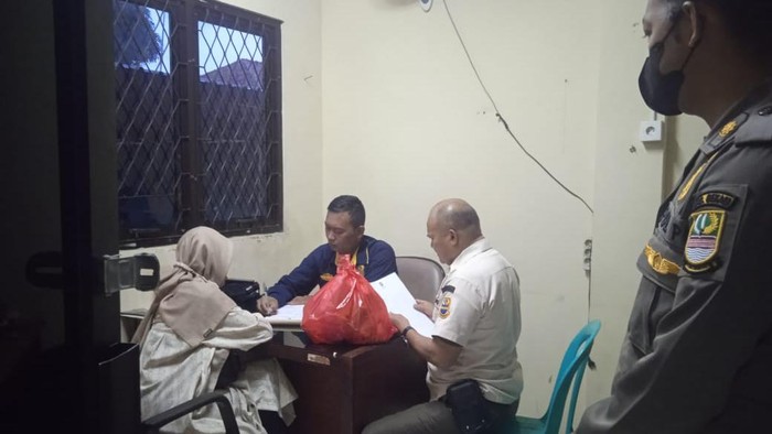 Kepergok Buang Sampah di Underpass Tambun, 2 Wanita Di-BAP di Kantor Camat