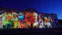 Merayakan Platinum Jubilee atau 70 tahun berkuasanya Ratu Elizabeth II, sebuah video mapping ditampilkan di depan Istana Buckingham.  Foto: Getty Images/Chris Jackson