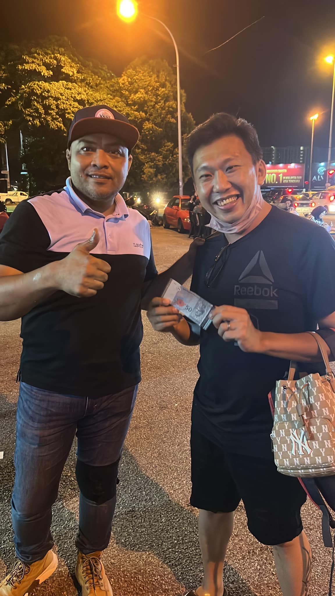 Terkena Lemparan Roti Canai, Pria Ini Dapat Kompensasi Rp 165 Ribu