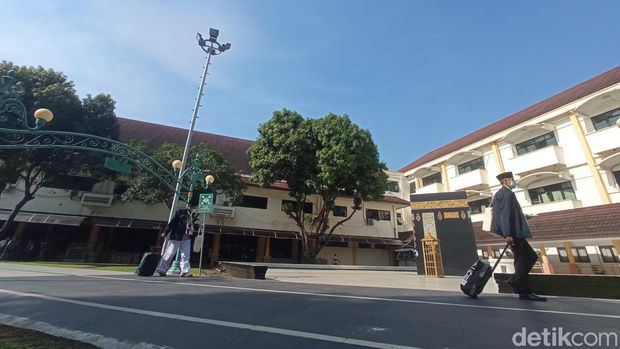 Kloter pertama jemaah haji dari wilayah Jawa Barat tiba di Embarkasi Haji, Kota Bekasi. Para jamaah kloter pertama tersebut berdomisili asal Kabupaten Subang. (Fakhri F/detikcom)