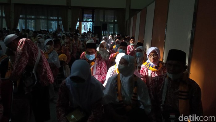 Kloter pertama jemaah haji dari wilayah Jawa Barat tiba di Embarkasi Haji, Kota Bekasi. Para jamaah kloter pertama tersebut berdomisili asal Kabupaten Subang. (Fakhri F/detikcom)