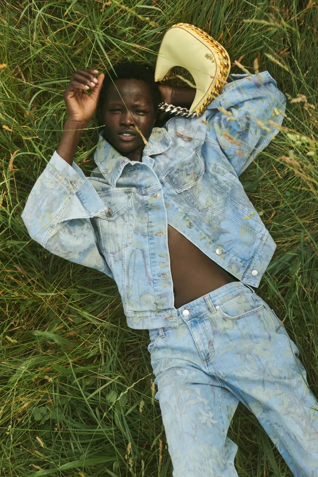 Inilah koleksi busana Stella McCartney Resort 2023 yang menghadirkan animal print, bunga, detail unfinished dan tenun.  Foto: dok. Stella McCartney.