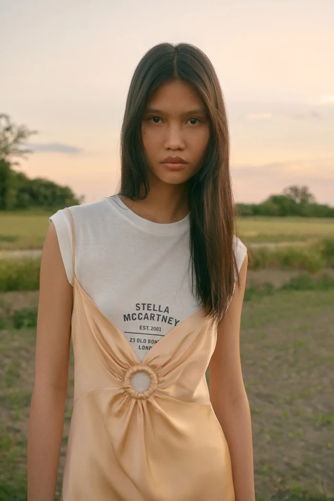 Inilah koleksi busana Stella McCartney Resort 2023 yang menghadirkan animal print, bunga, detail unfinished dan tenun. Foto: dok. Stella McCartney.