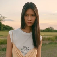 Inilah koleksi busana Stella McCartney Resort 2023 yang menghadirkan animal print, bunga, detail unfinished dan tenun. Foto: dok. Stella McCartney.