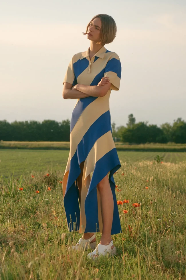 Inilah koleksi busana Stella McCartney Resort 2023 yang menghadirkan animal print, bunga, detail unfinished dan tenun. Foto: dok. Stella McCartney.