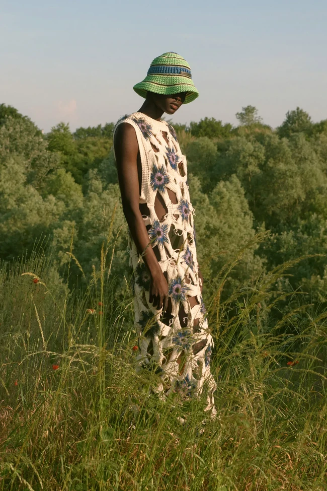Inilah koleksi busana Stella McCartney Resort 2023 yang menghadirkan animal print, bunga, detail unfinished dan tenun.  Foto: dok. Stella McCartney.