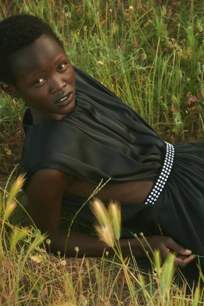 Inilah koleksi busana Stella McCartney Resort 2023 yang menghadirkan animal print, bunga, detail unfinished dan tenun. Foto: dok. Stella McCartney.