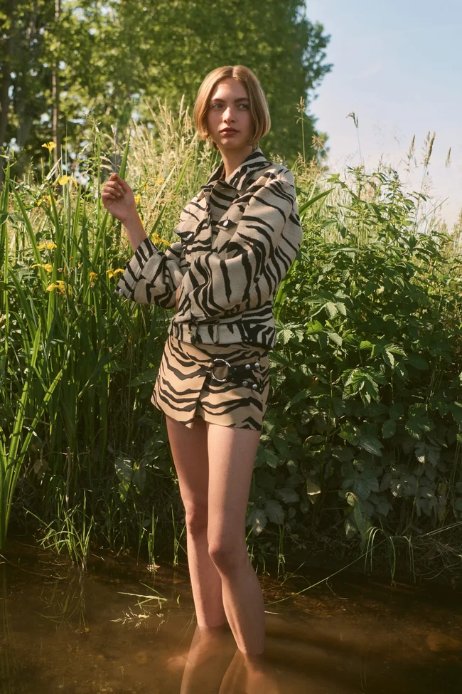 Inilah koleksi busana Stella McCartney Resort 2023 yang menghadirkan animal print, bunga, detail unfinished dan tenun. Foto: dok. Stella McCartney.