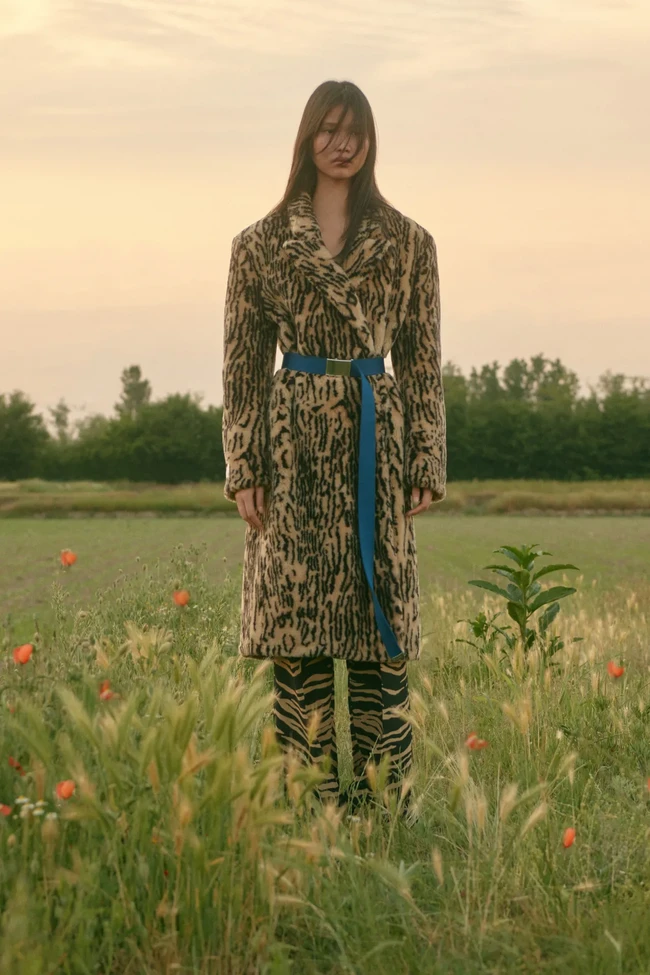 Inilah koleksi busana Stella McCartney Resort 2023 yang menghadirkan animal print, bunga, detail unfinished dan tenun.  Foto: dok. Stella McCartney.