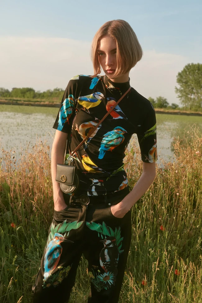 Inilah koleksi busana Stella McCartney Resort 2023 yang menghadirkan animal print, bunga, detail unfinished dan tenun. Foto: dok. Stella McCartney.