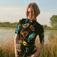 Inilah koleksi busana Stella McCartney Resort 2023 yang menghadirkan animal print, bunga, detail unfinished dan tenun. Foto: dok. Stella McCartney.