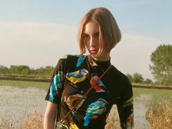 10 Koleksi Busana Stella McCartney Resort 2023, Merayakan Kembali Masa Muda