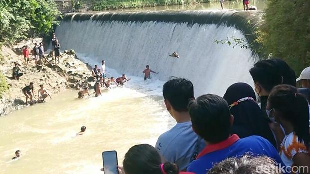 Larung kepala kerbau di Dam Bagong, Trenggalek.