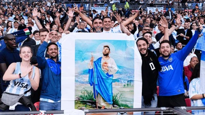 Ragam Cara Fans Argentina Berselebrasi Merayakan Lionel Messi