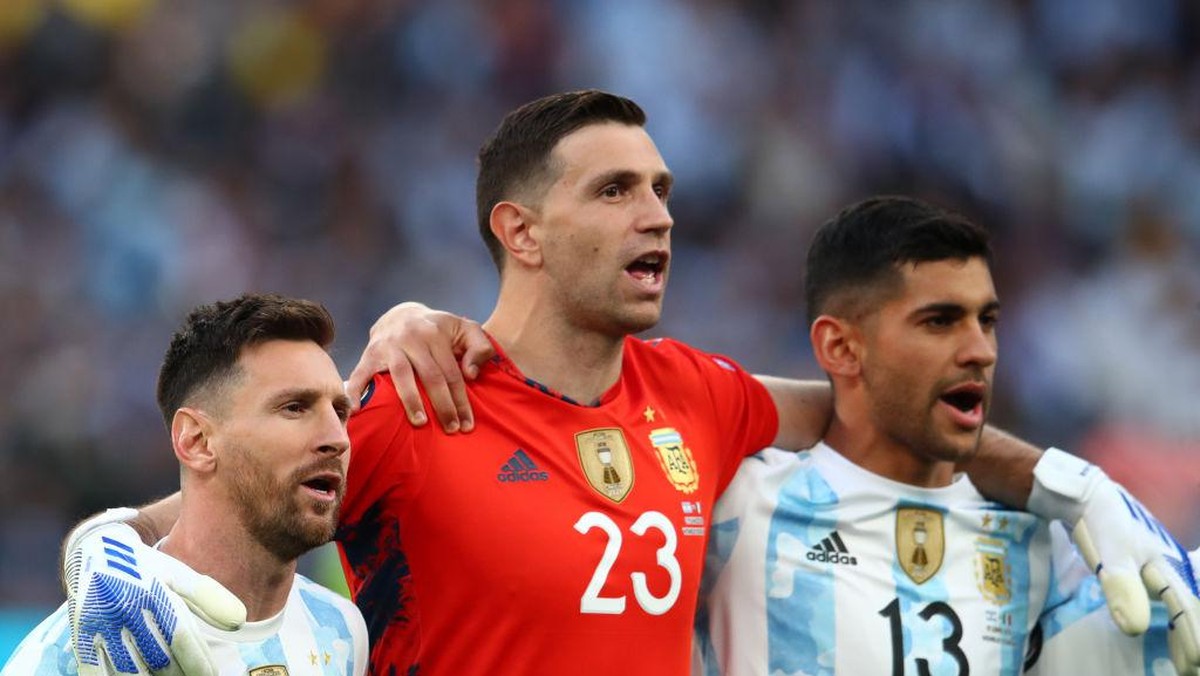 Lionel Messi dan Cristian Romero, mengapit kiper  Emi Martinez. Foto: Getty Images/Chris Brunskill/Fantasista