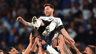 Foto: Hip Hip Hura! Tim Tango Lempar Lionel Messi ke Udara