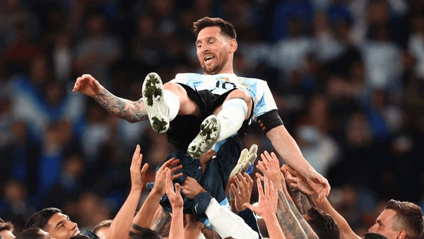 Foto: Hip Hip Hura! Tim Tango Lempar Lionel Messi ke Udara