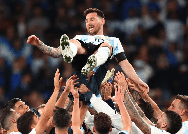 Foto: Hip Hip Hura! Tim Tango Lempar Lionel Messi ke Udara